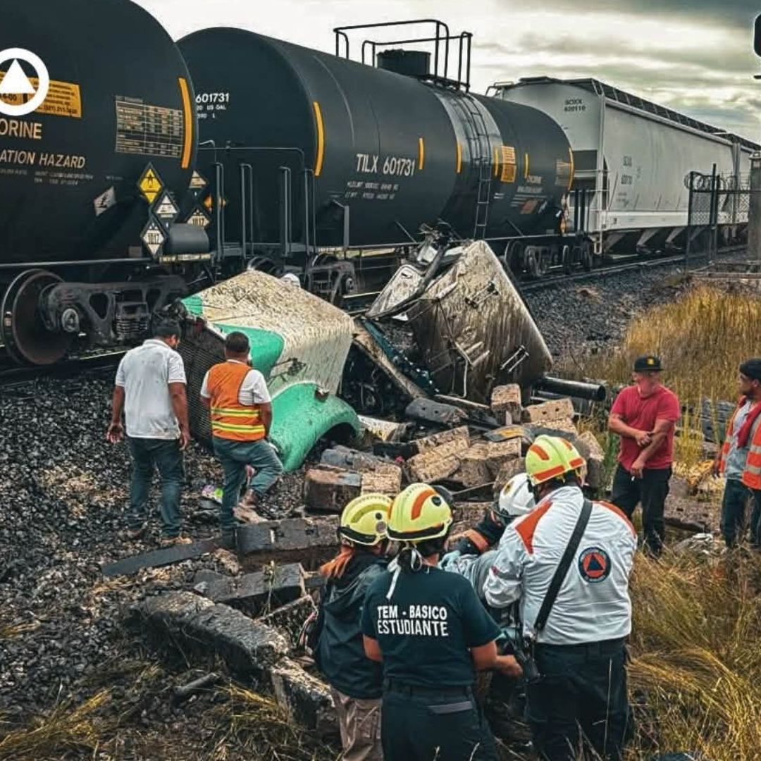 Camión Tipo Volteo se Accidenta con Tren en Carretera Estatal 500